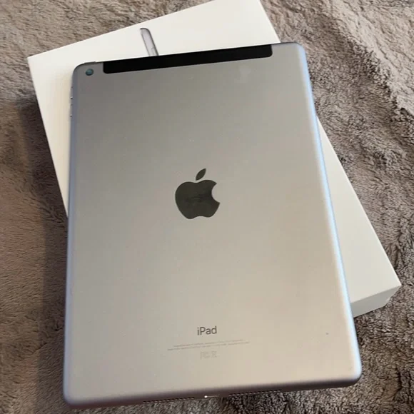iPad 6th generation - Picture 2 of 4